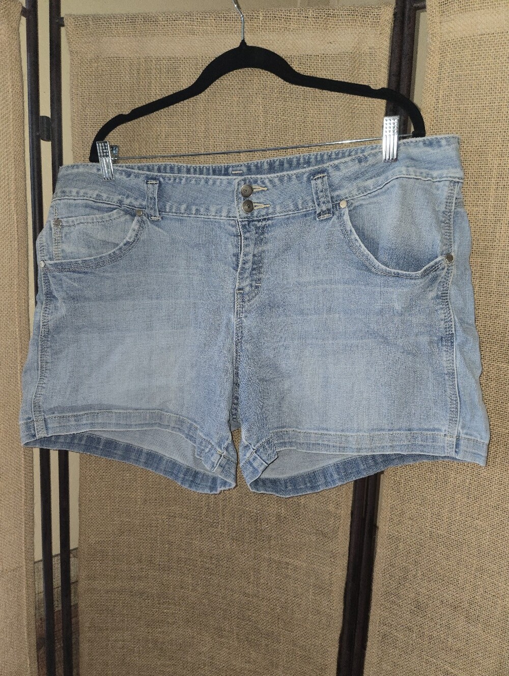 Women's Maurices Light Blue Denim Women’s Jean Shorts 5 Pocket Size 20